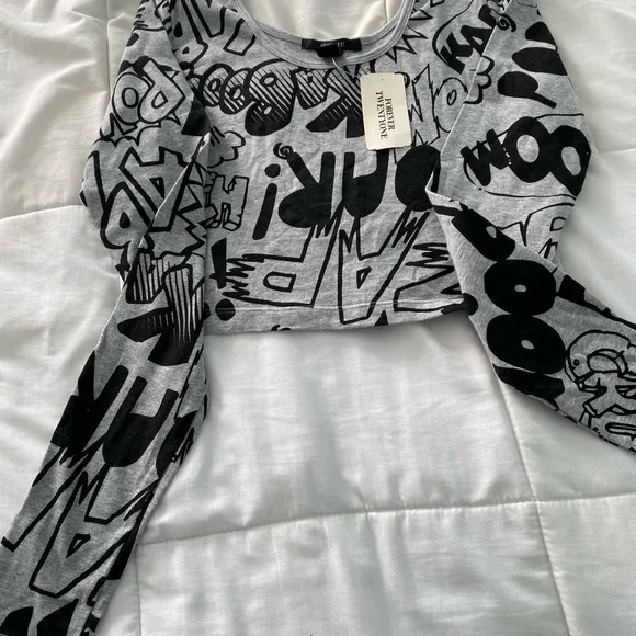 Forever 21 NWT Crop Top- Long Sleeve- Grey & Black Batman Inspired Size Medium - Picture 8 of 12